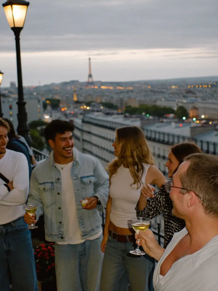 Une ambiance de soirée entre jeunes