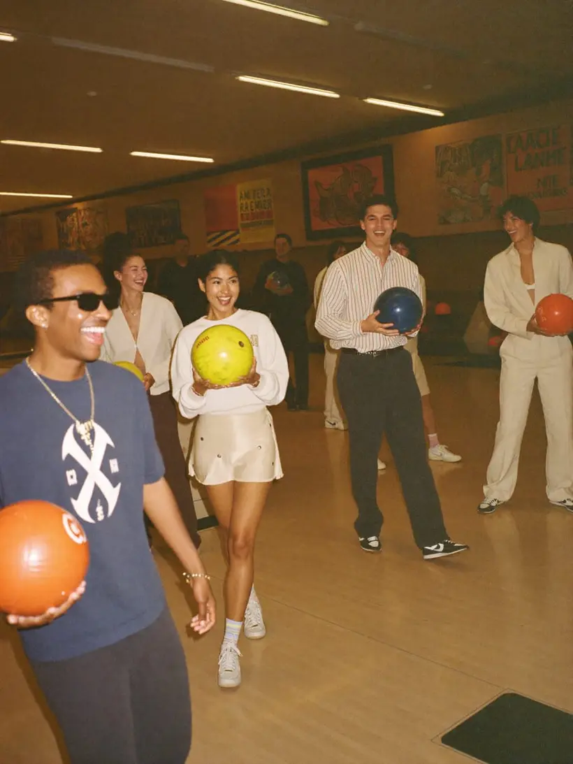 Des amis réunis sur une piste de bowling